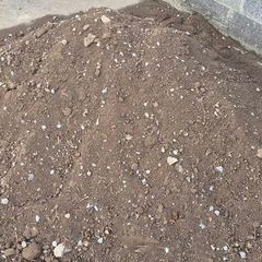 1 tonne Top Soil, (over ordered for garden). Eager to have move. Buyer needs to bring own bags for transport
