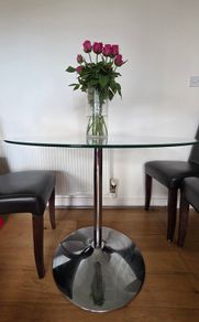 Round glass dinner table for 4