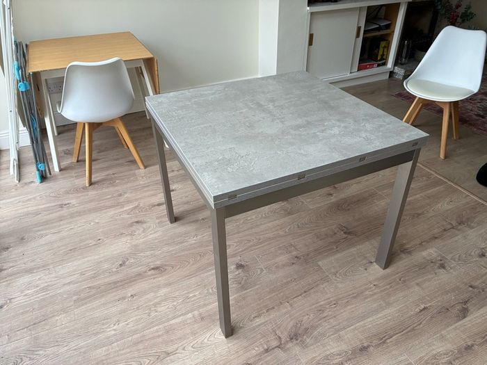 Extendable dining table