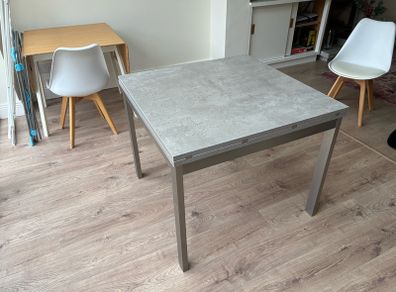 Extendable dining table
