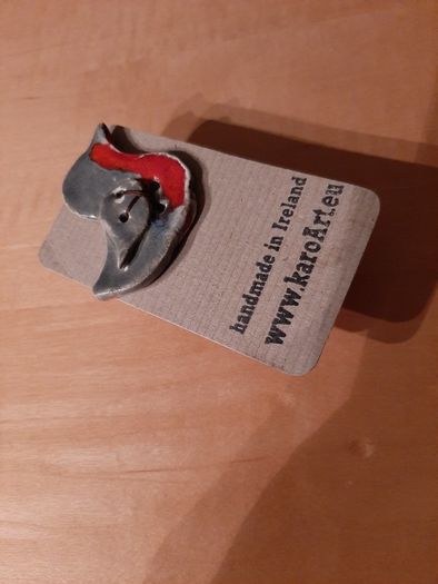 Ceramic robin button