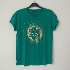 St. Patricks Day / Green Lucky Clover T-Shirt - Size S