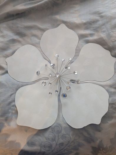 Wall decor silver metal flower/starburst  wall art with clear acrylic beads