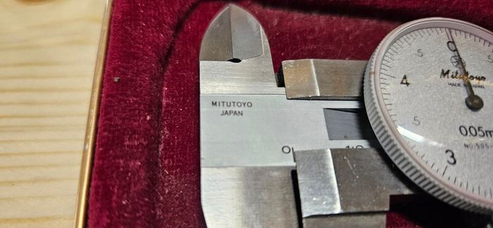 Mitutoyo 505-633 metric dial caliper