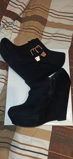 Black and brown ankle boots, weg heal