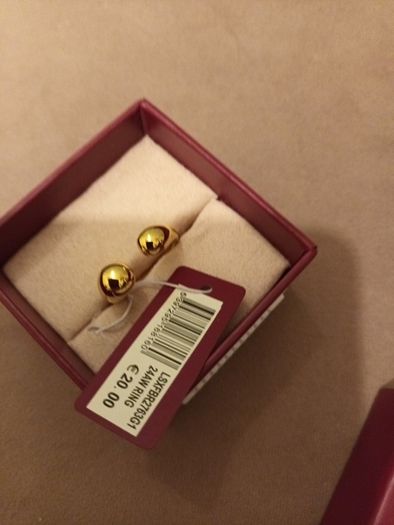ladies  gold tone ring @Carraig Donn
