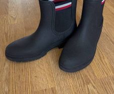Woman boots Tommy Hilfiggers