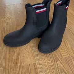 Woman boots Tommy Hilfiggers
