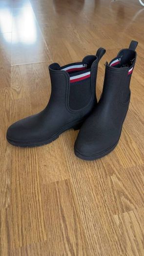 Woman boots Tommy Hilfiggers