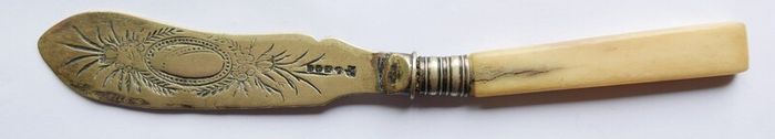 Vintage Sheffield butter or fish knives, two knives have white mother-of-pearl handles