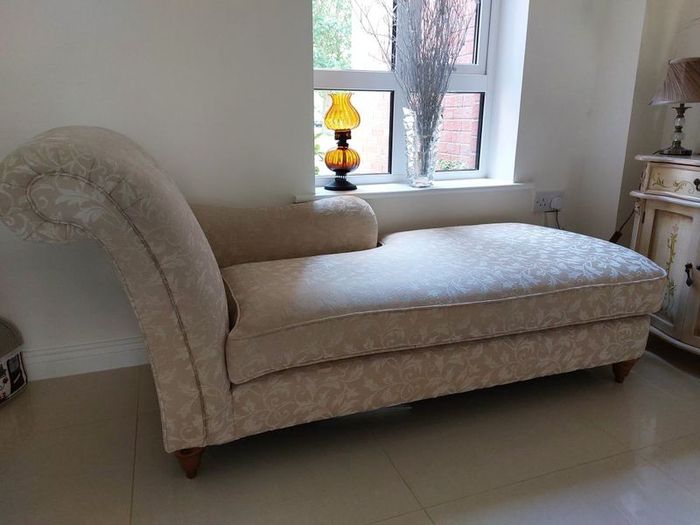 chaise lounge