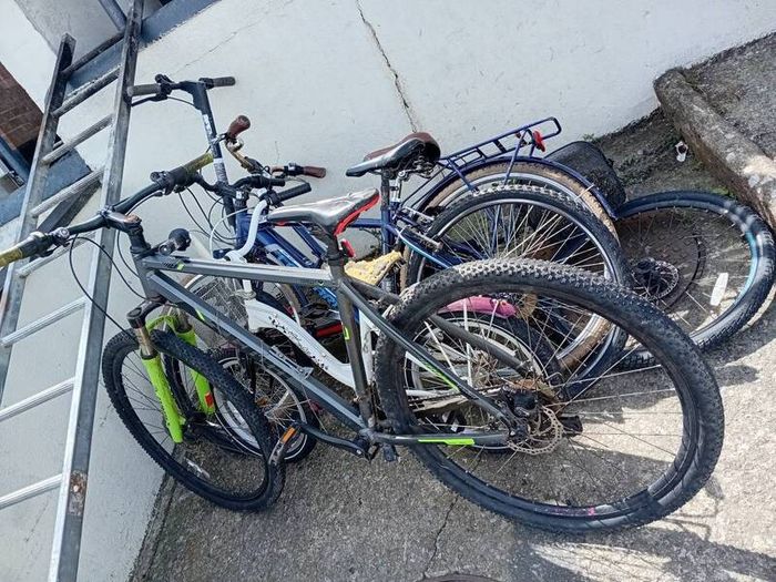 Bikes + 50" Smart Toshiba  Tv