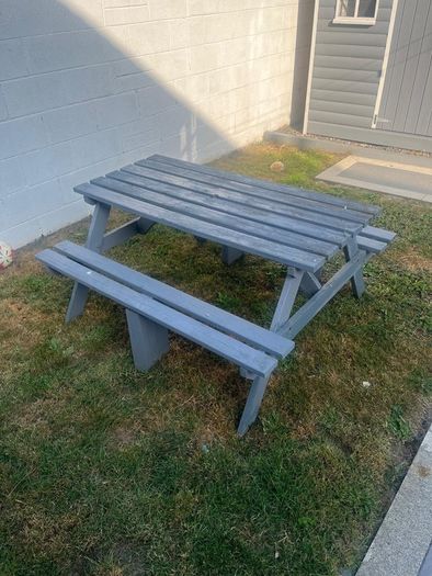 Picnic table