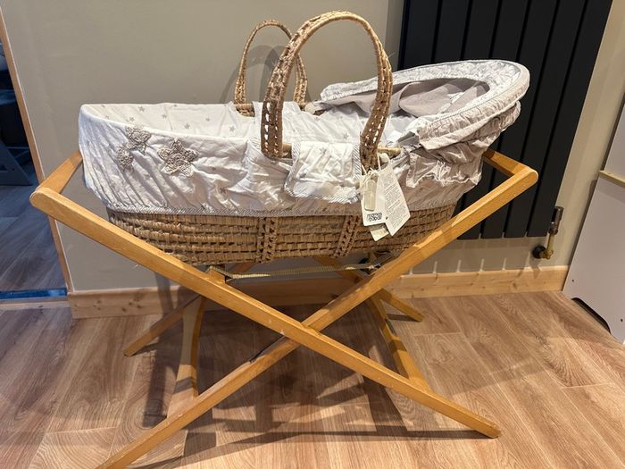 Moses basket with stand
