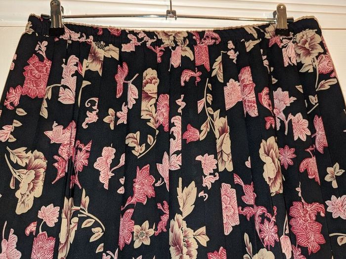 Perfect for Summer. stunning floral pleated midi skirt from Eastex