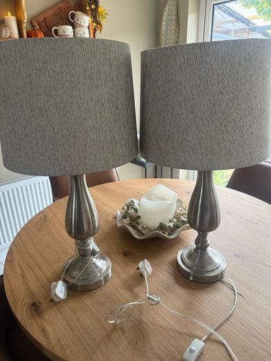 2 table lamps