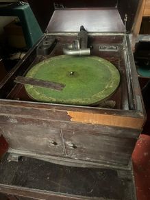 Vintage Victorla VV-IX record player