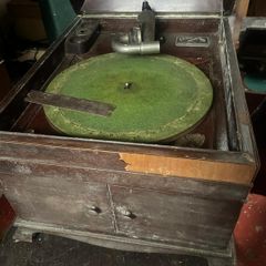 Vintage Victorla VV-IX record player