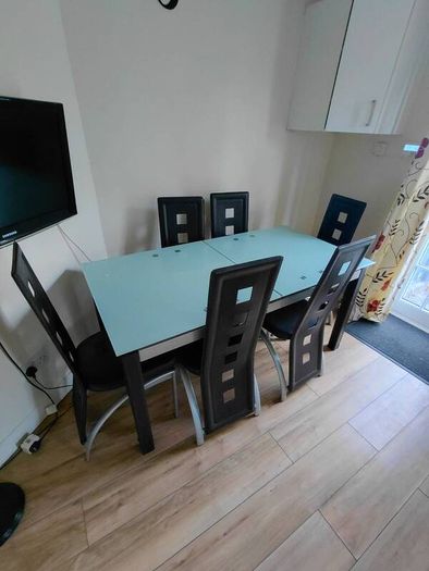 6 seater extendable glass table (to 8)
