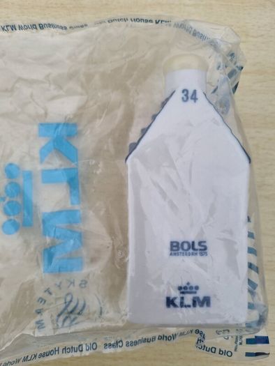 A ceramic miniature of the KLM house made in the Delft style