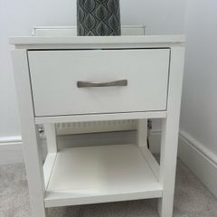 2 matching bedside lockers