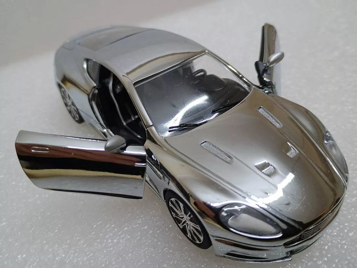 Corgi James Bond Attache Case with 8  Chrome Bond Cars