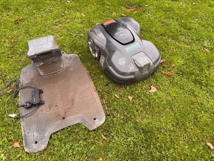 Husqvarna 415x robot mower and charging station