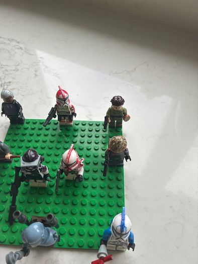10 LEGO figures