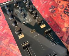 Native Instruments Z1 DJ Mixer- Traktor
