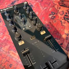Native Instruments Z1 DJ Mixer- Traktor