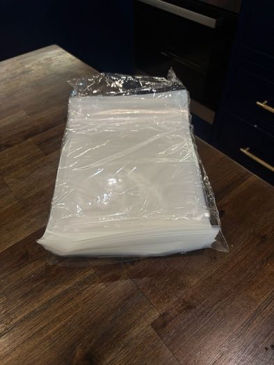 Vacuum sealer with vacuum bags