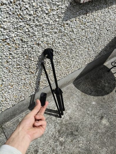 broken mic stand