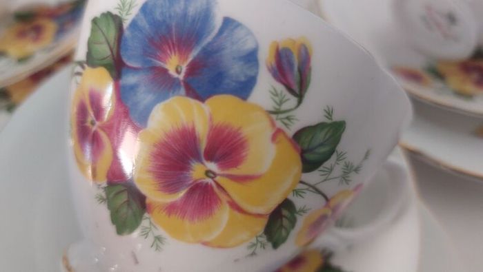 Stunning Vintage Dorchester Finest Bone China 21 Piece Teaset in a Fabulous Multicoloured Pansy Pattern in Excellent Condition