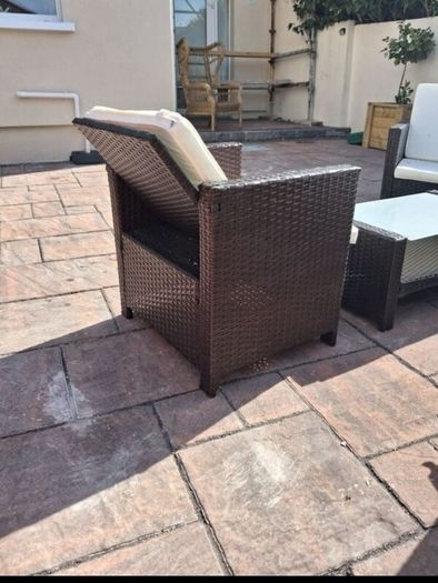 garden table and chairs