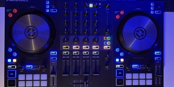 Native Instruments Traktor Kontrol S3 DJ Controller Excellent Condition
