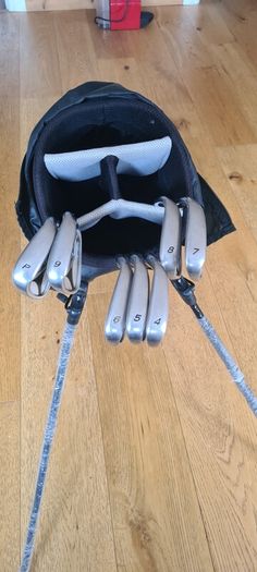 taylormade R7 irons and stand bag