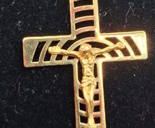 14 ct crucifix cross pendant