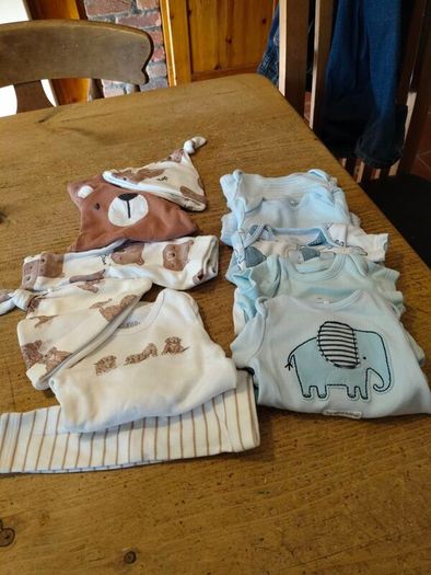 Newborn boys bundle, like new. 2 Newborn outfits, 3 piece sets fred & Flo. 5 Vests. Next.  Upto 7.5 lbs