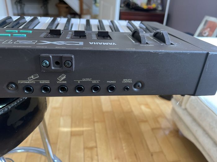 Yamaha DX-21 Synthesizer very clean