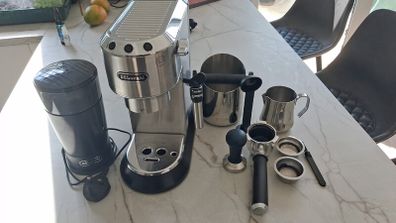 De Longhi Dedica Barista Bundle coffee machine