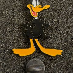 Daffy duck, pin back badge.