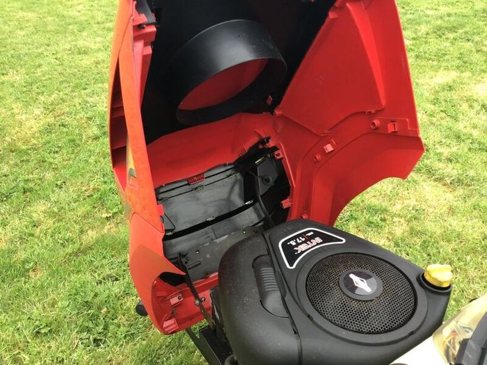 Ride on lawn mower