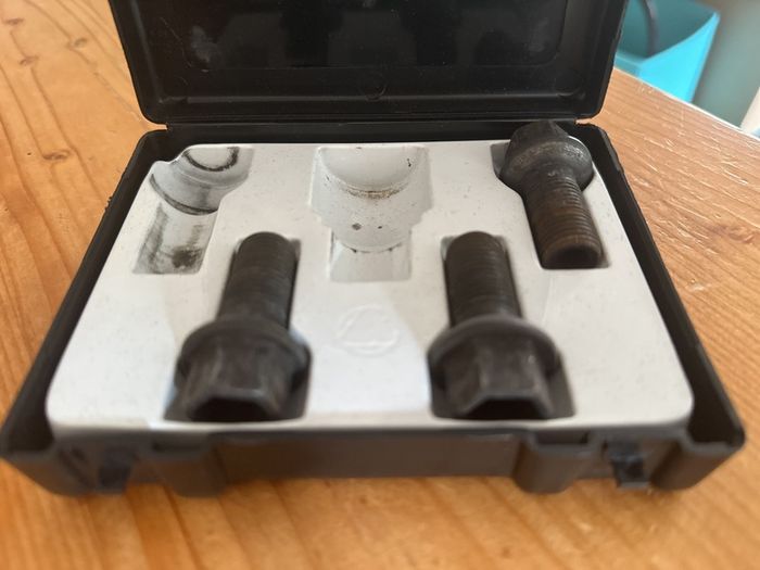 Mercedes wheel bolts