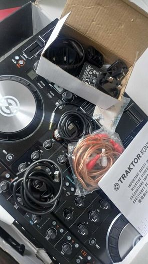 Native Instruments Traktor Kontrol S4 MK2 &Headset