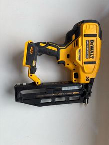 Dewalt 16g 2nd fix straight pinner dcn662 Mint