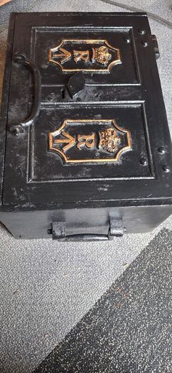 Victorian travelling paymaster safe