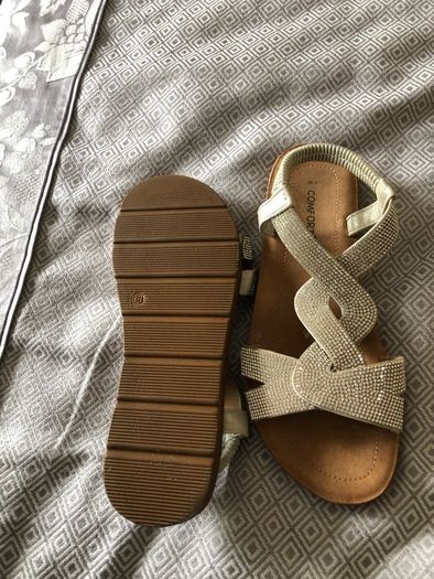 Ladies sandal size 5