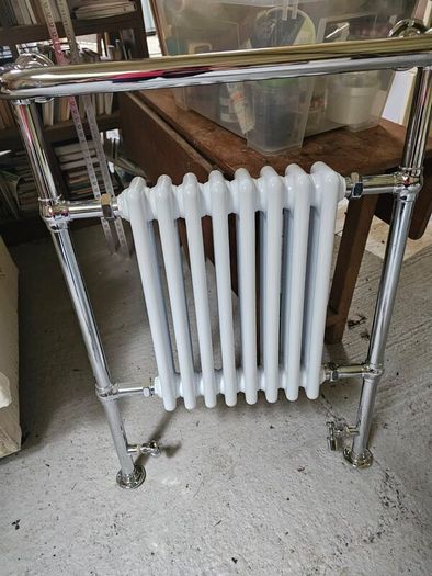 Traditional Towel Rail 952mm High - Steel
