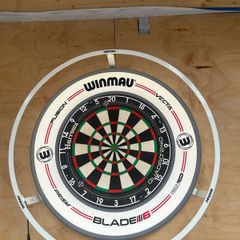 Winmau dartboard lighting and surround + harrows quadro board
