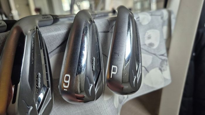 Mizuno JPX 923 Hot Metal irons and Sirxon Bag
